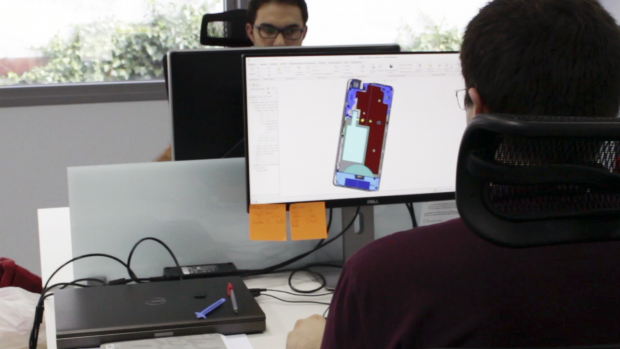 Aus &uuml;ber 500 Einzelteilen wird das Smartphone am PC zusammengesetzt. (Bild: Sebastian Wochnik/Golem.de)